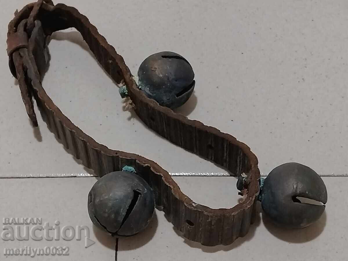 Κολάρο με 3 κουδουνάκια τύπου καρυδιού τέλη 19ου αιώνα με τιμή 138.00 BGN | € 70.56