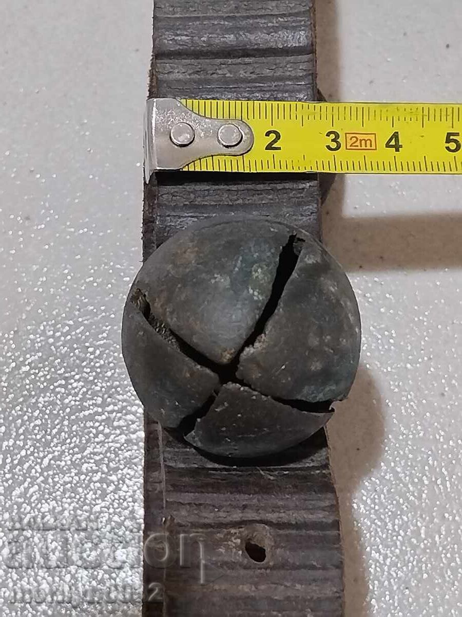 Παράδοση Κολάρο με 3 κουδουνάκια τύπου καρυδιού τέλη 19ου αιώνα