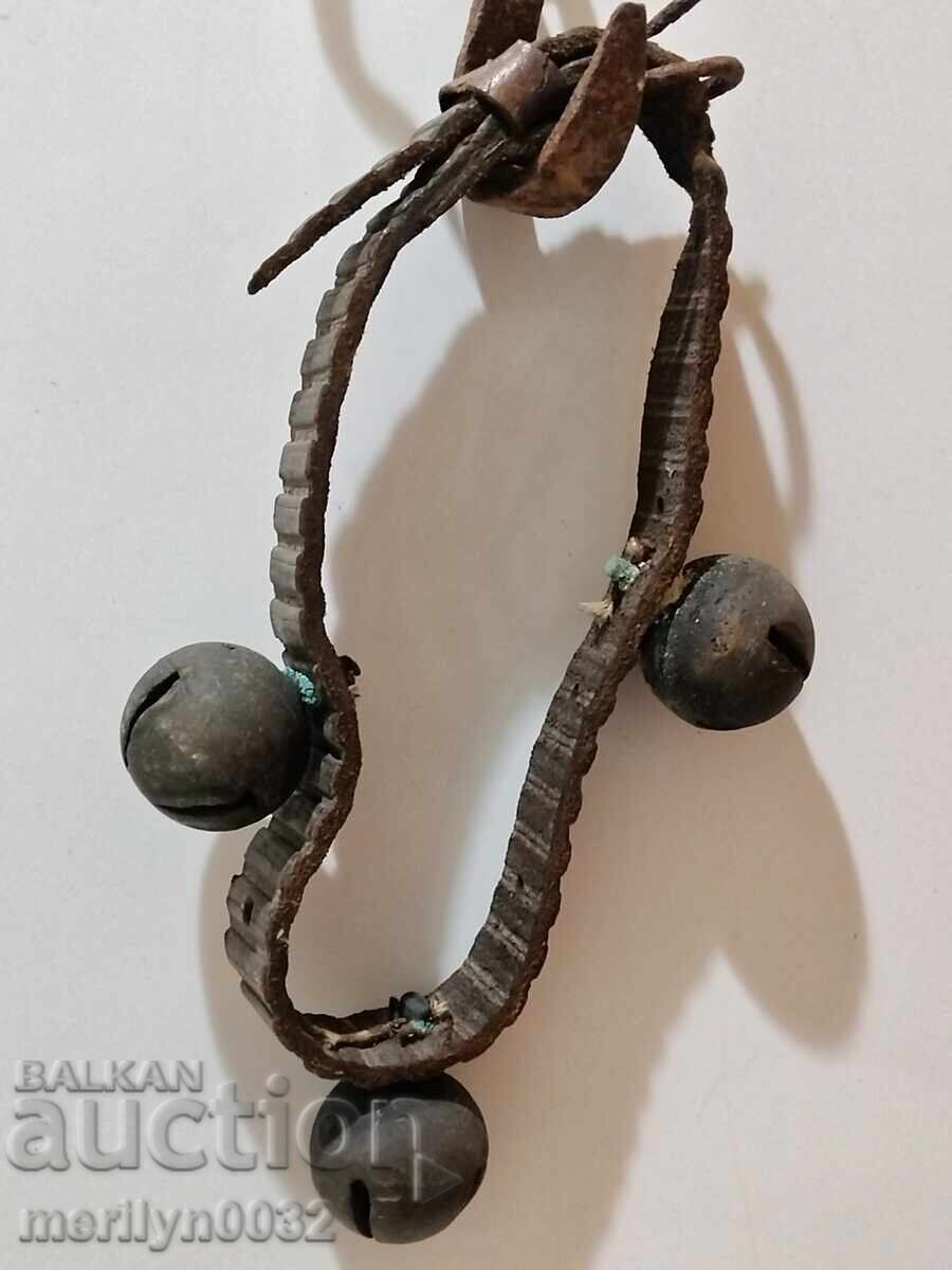 Κολάρο με 3 κουδουνάκια τύπου καρυδιού τέλη 19ου αιώνα