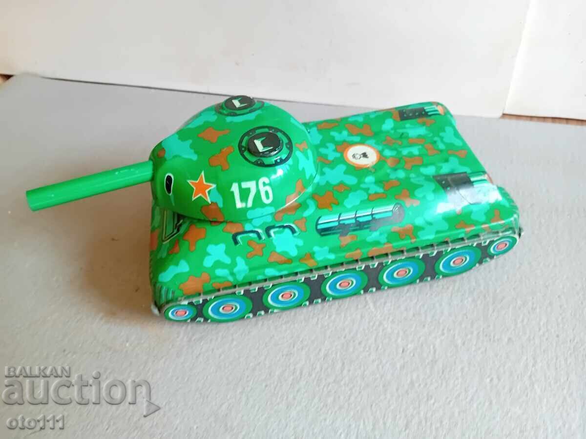 Livrarea TANC VECHI DE JUCĂRIE DIN TABLĂ