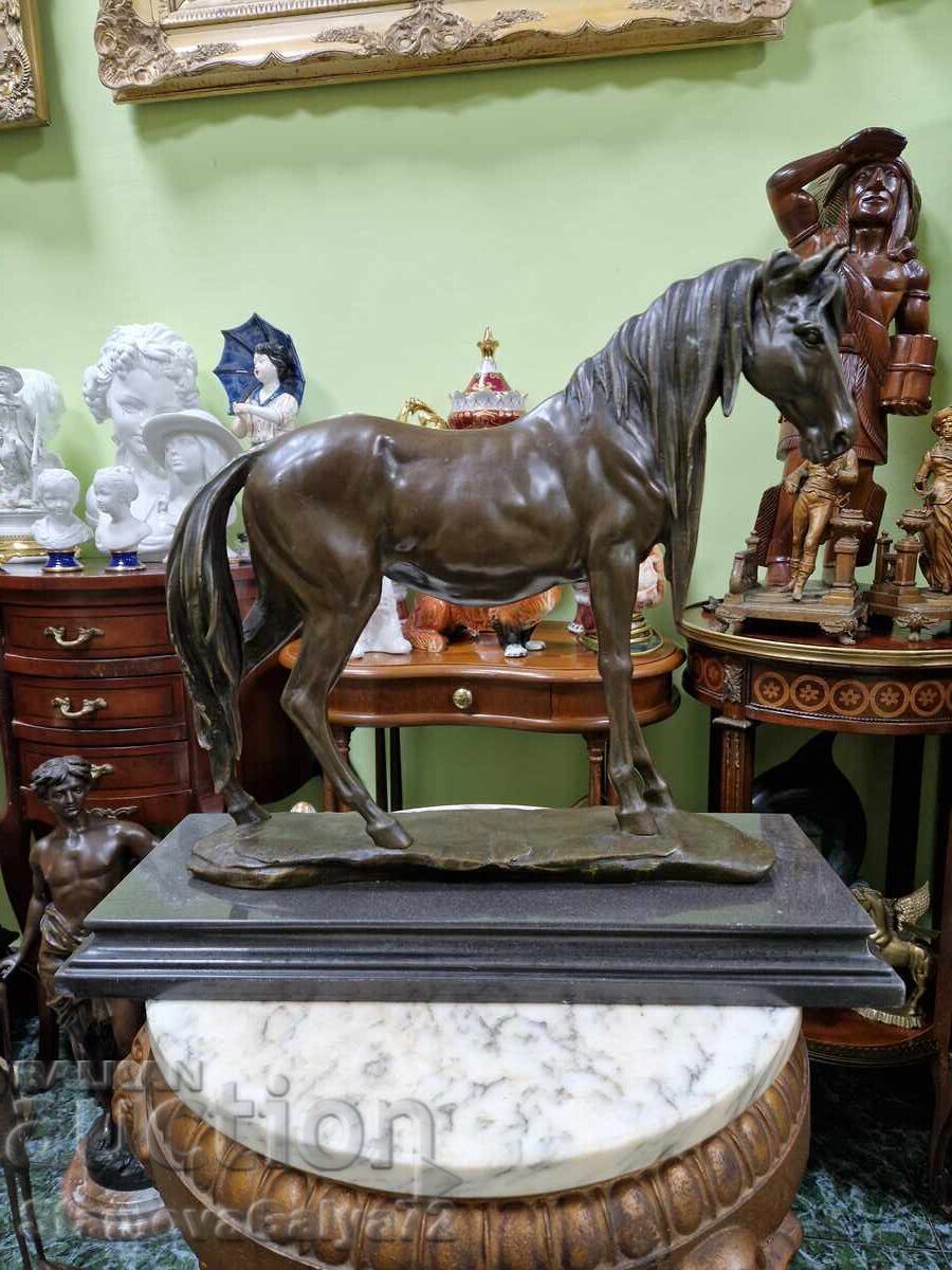 Figurină sculptată din bronz, antică, de autor, superbă cu preț € 1656.00 | 3238.87 BGN