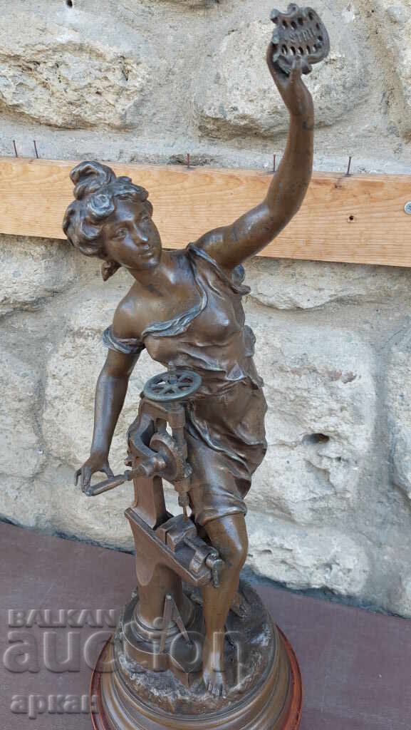 Масивна авторска  френска скулптура  ,началото на XX век с цена 600.00 лв. | € 306.78