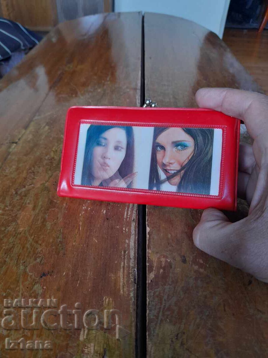 Πορτοφόλι της ηλικιωμένης κυρίας με τιμή 27.00 BGN | € 13.80