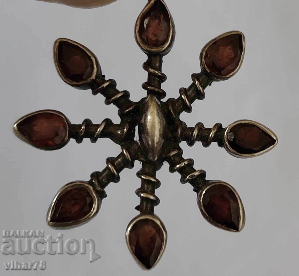 СРЕБЪРНА ВИСУЛКА С ГРАНАТ с цена 99.99 лв. | € 51.12 СРЕБЪРНА ВИСУЛКА С ГРАНАТ с цена 99.99 лв. | € 51.12