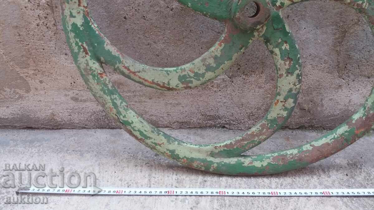 МАСИВНО ЧИГУНЕНО ВЪЗРОЖДЕНСКО КОЛЕЛО ОТ МАШИНА, ПРЕСА с цена 49.99 лв. | € 25.56