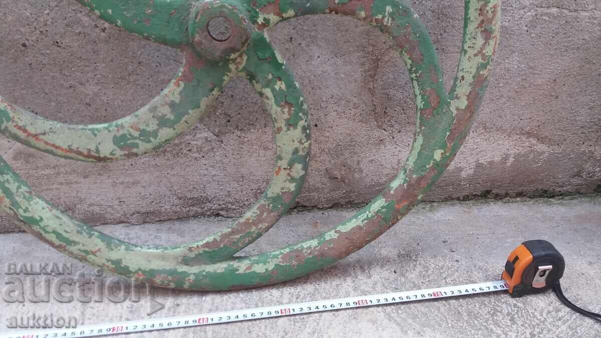 Аукцион МАСИВНО ЧИГУНЕНО ВЪЗРОЖДЕНСКО КОЛЕЛО ОТ МАШИНА, ПРЕСА
