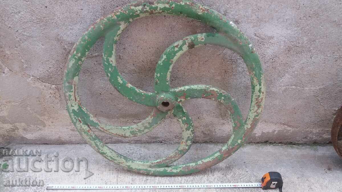 МАСИВНО ЧИГУНЕНО ВЪЗРОЖДЕНСКО КОЛЕЛО ОТ МАШИНА, ПРЕСА