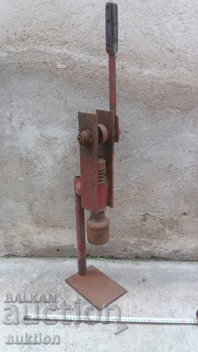 ΠΑΛΙΟ ΠΡΕΣΑ, ΧΕΙΡΟΚΙΝΗΤΗ