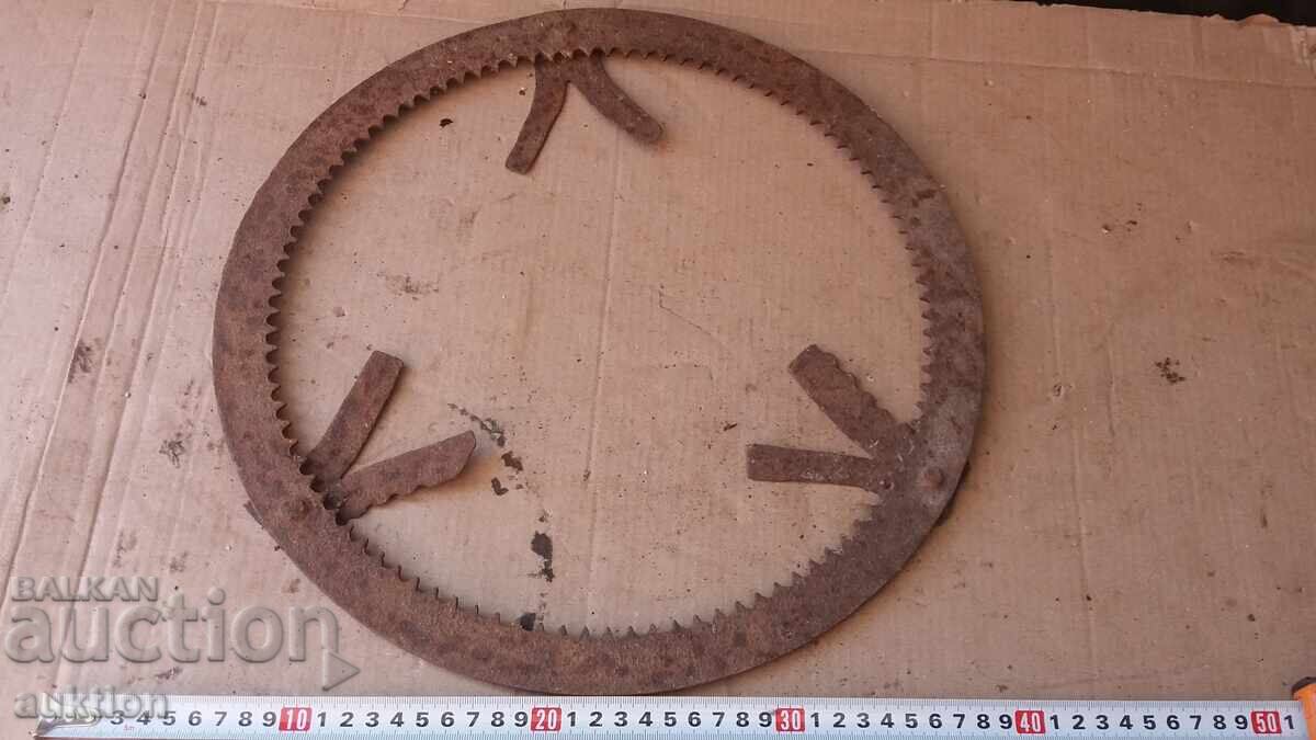 ΠΑΛΙΑ ΣΙΔΕΡΕΝΙΑ ΠΙΡΟΣΤΙΑ, ΒΑΣΗ