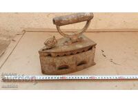 FIER DE CĂLCAT MASIV, DE EPOCĂ, CU CĂRBUNI, CU SUPORT