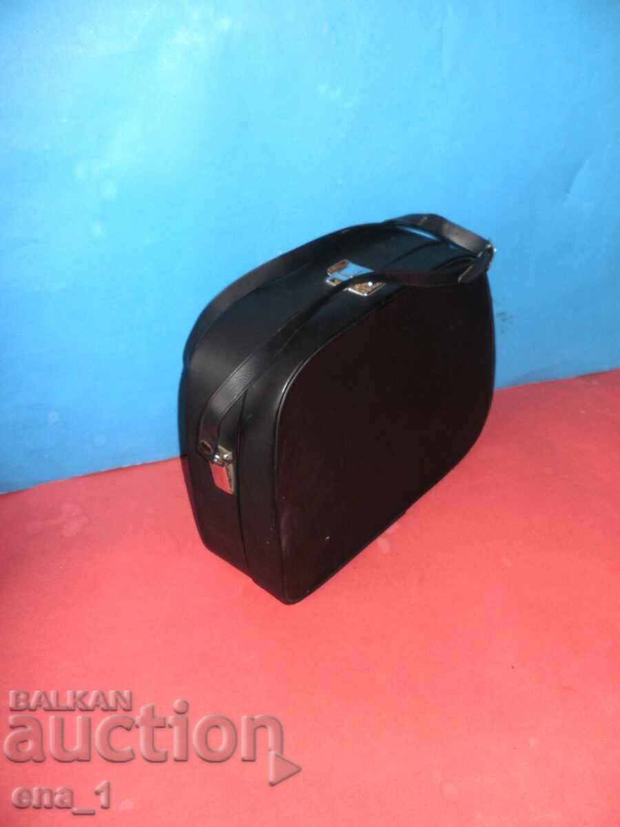 Εξαιρετική δερμάτινη τσάντα για ρετρό βιντεοκάμερα ή κινηματογραφική μηχανή με τιμή 9.99 BGN | € 5.11