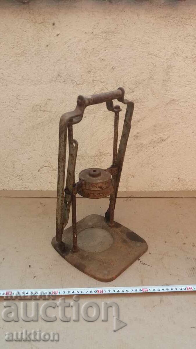 Εξαιρετική μηχανή σφράγισης βάζων (σοσιαλιστική εποχή) με τιμή 20.99 BGN | € 10.73