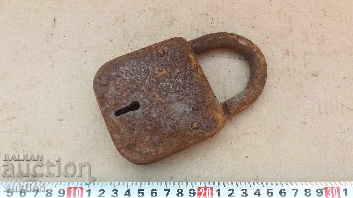 КОВАН МАСИВЕН, ГОЛЯМ КАТИНАР ОТ ПОРТА с цена 8.99 лв. | € 4.60