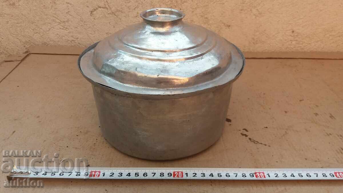 Oală de bucătărie emailată, excelentă, de epocă cu preț 39.99 BGN | € 20.45 Oală de bucătărie emailată, excelentă, de epocă cu preț 39.99 BGN | € 20.45