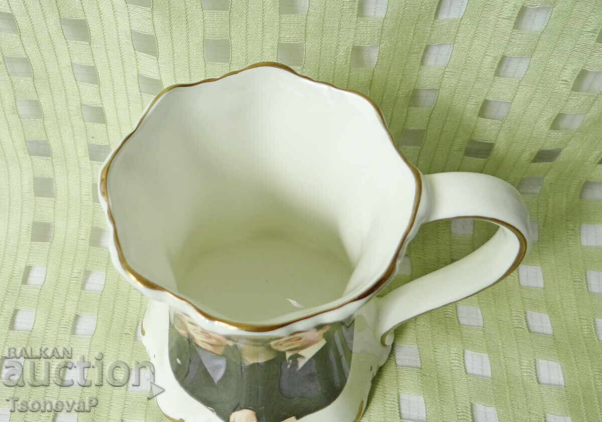 Cana din portelan englezesc cu preț 15.00 BGN | € 7.67 Cana din portelan englezesc cu preț 15.00 BGN | € 7.67