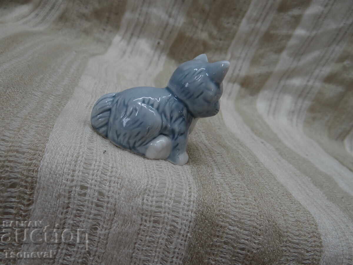 Auction Porcelain cat figurine in blue Auction Porcelain cat figurine in blue