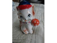 Statuetă de porțelan cu pisicuță și minge