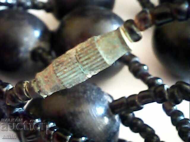 Παράδοση Παλιό κολιέ 3 σειρών με χάντρες και μεγάλα φυσικά πέτρες