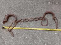 Παλιές σφυρηλατημένες αγκράφες, αλυσίδες, δεσμά, δεσμά με λουκέτο