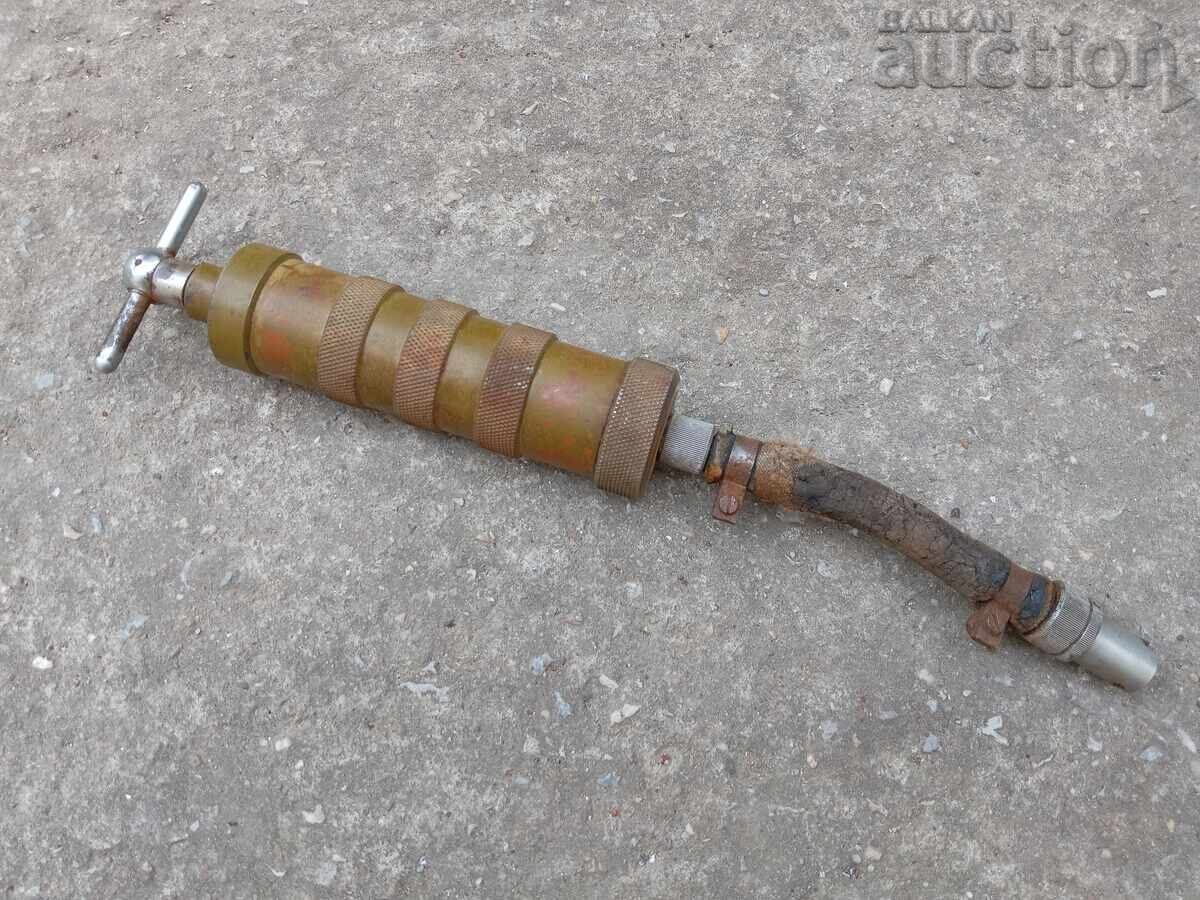 Grease gun, military type, armored vehicle with price 31.00 BGN | € 15.85