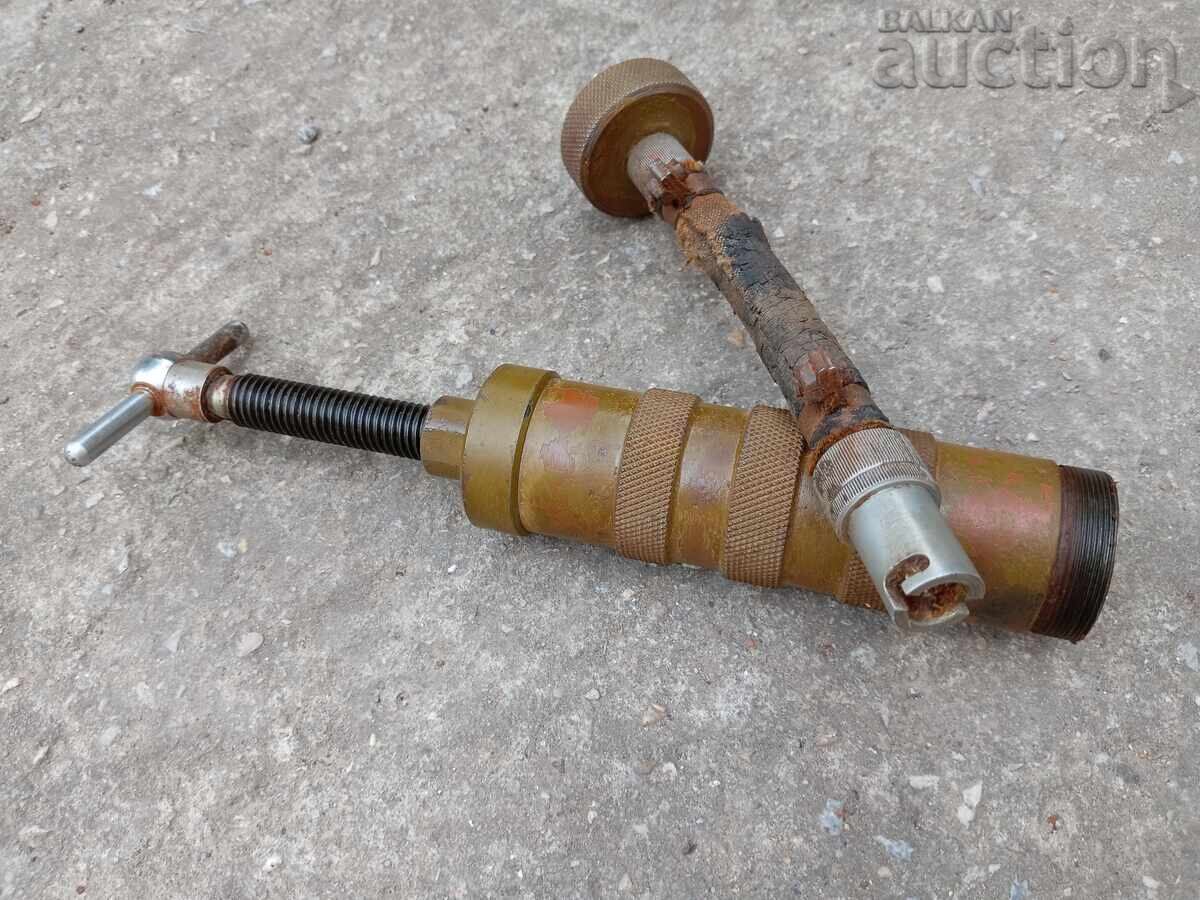 Grease gun, military type, armored vehicle - 5