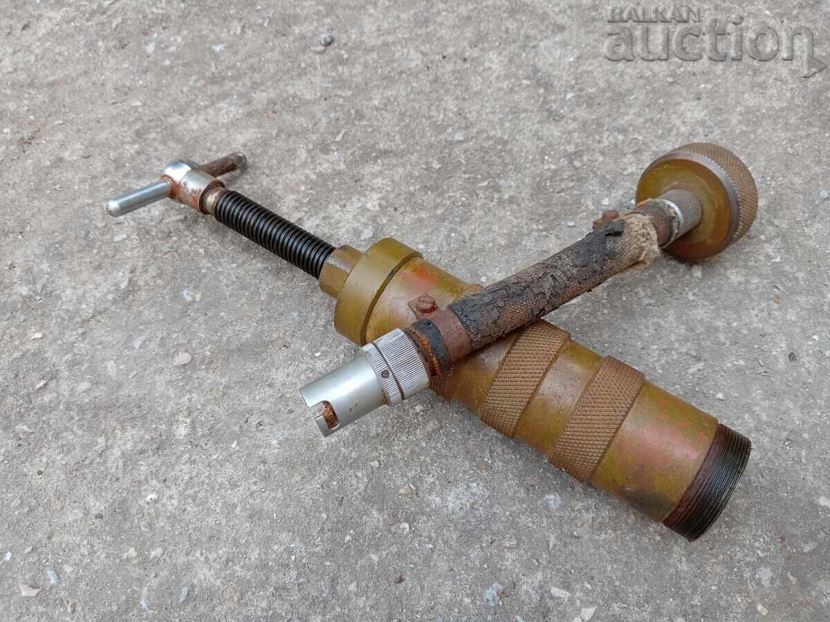 Grease gun, military type, armored vehicle - 6