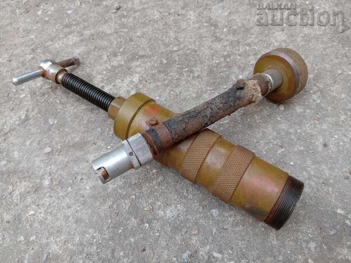 Grease gun, military type, armored vehicle - 7