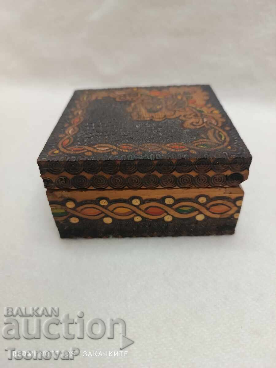 Παράδοση Ξύλινο κουτί με πυρογραφία Παράδοση Ξύλινο κουτί με πυρογραφία