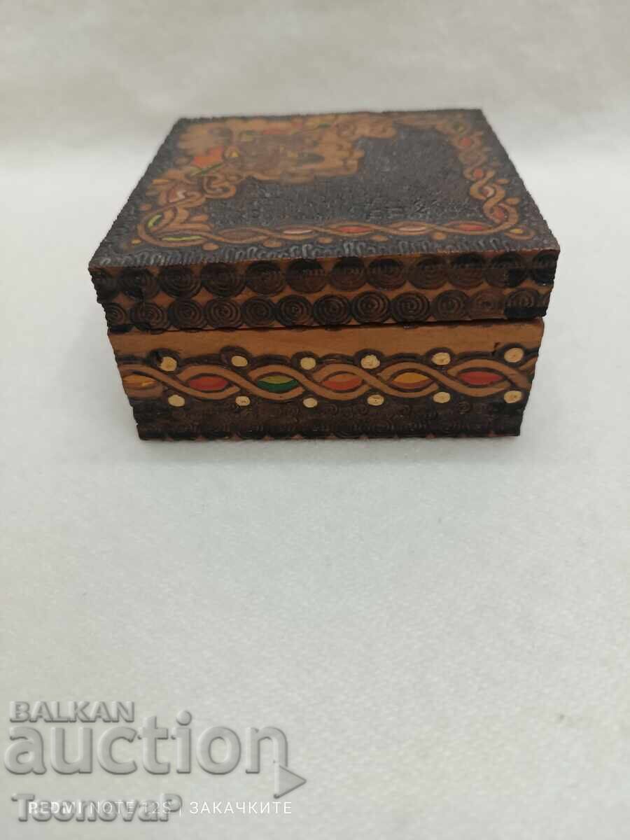 Ξύλινο κουτί με πυρογραφία Ξύλινο κουτί με πυρογραφία