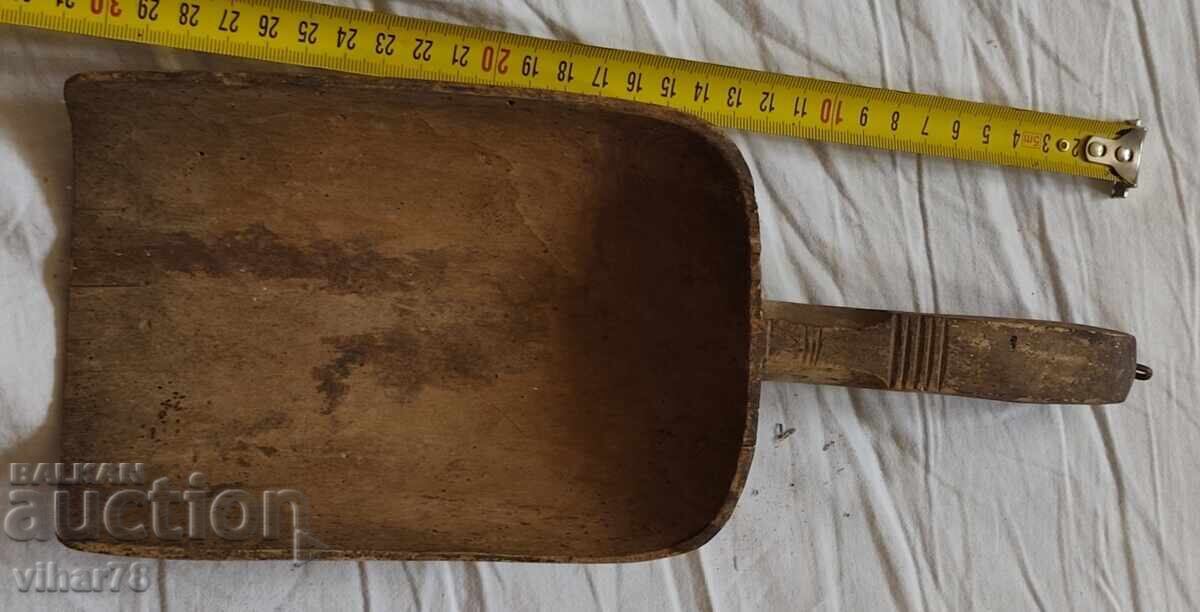 LOPATĂ VECHE DE LEMN PENTRU MĂSURAT CEREALE cu preț € 21.99 | 43.01 BGN