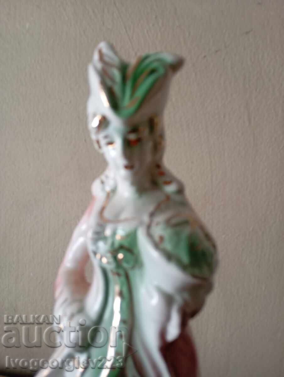 Statuetă din porțelan cu preț 27.00 BGN | € 13.80