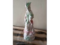 Πορσελάνινο αγαλματίδιο