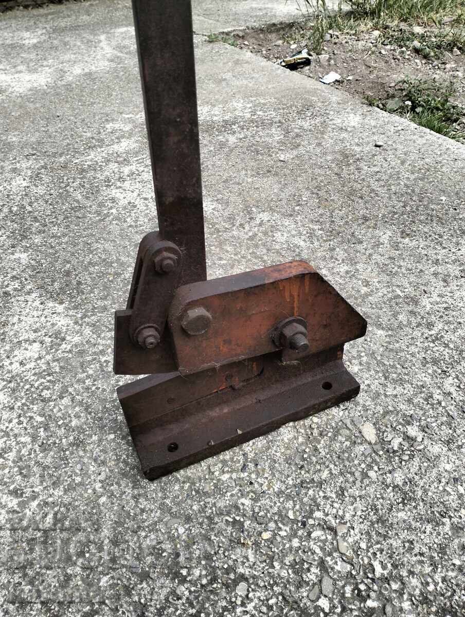 Veche ghilotină bulgărească pentru tablă cu preț € 76.68 | 149.97 BGN