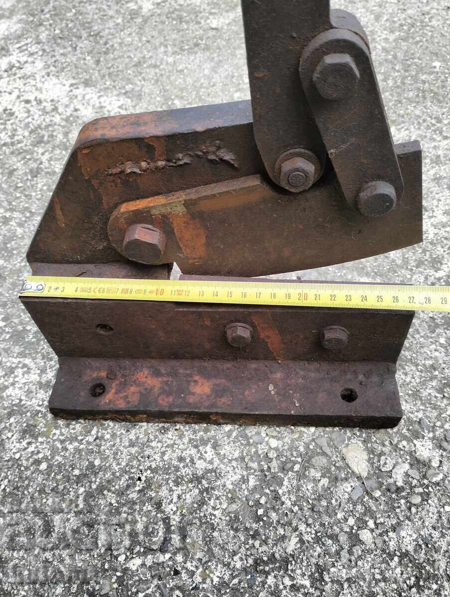Licitație Veche ghilotină bulgărească pentru tablă