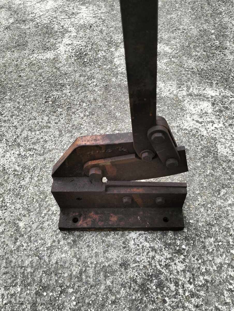 Veche ghilotină bulgărească pentru tablă