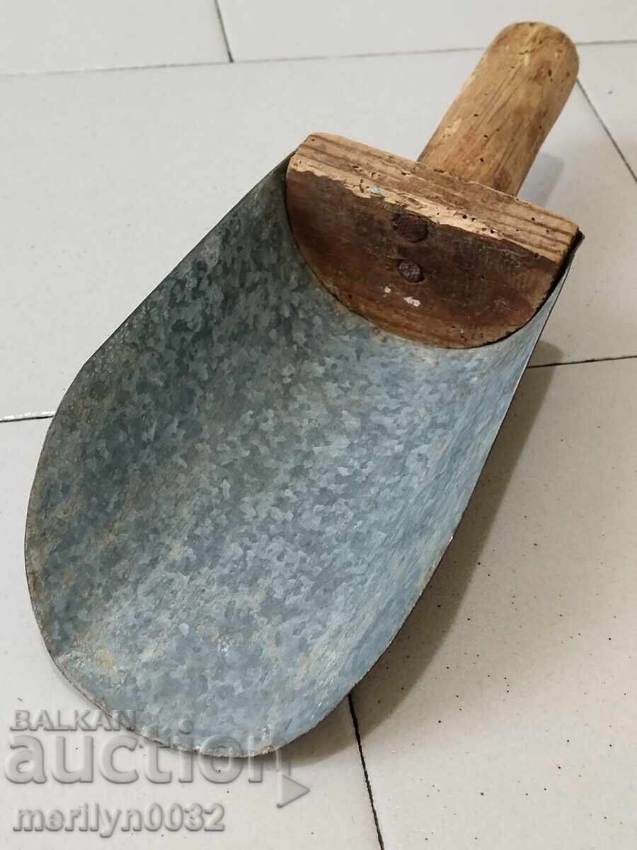 Стара лопатка за зърнени храни, дървения с цена 30.00 лв. | € 15.34