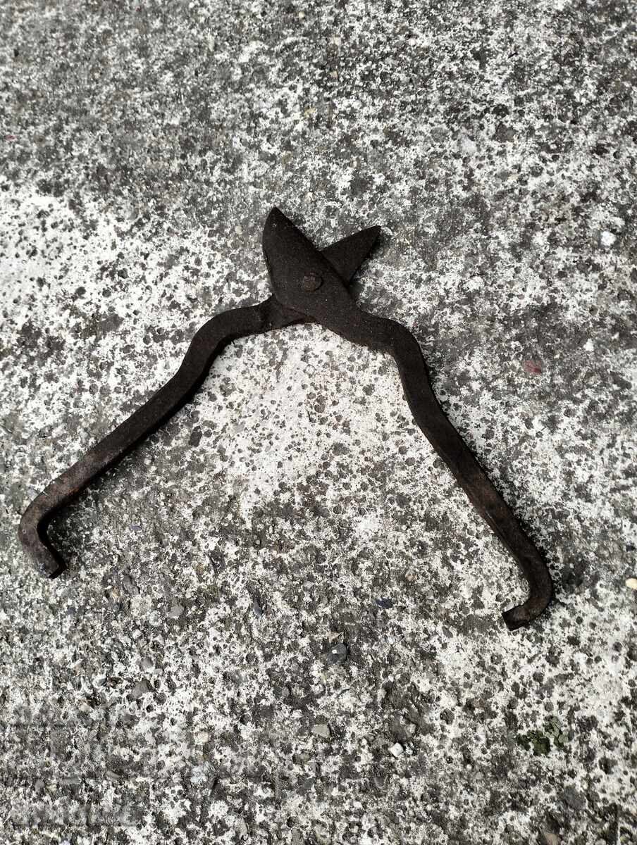 Foarfece vechi forjate cu preț 9.99 BGN | € 5.11