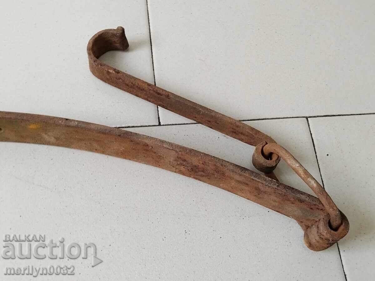 Παράδοση Σφυρήλατη ρόδα με γάντζους για δίκυκλο φαιτόν σφυρήλατο σίδερο