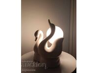 Πορσελάνινη, παλιά επιτραπέζια λάμπα με ερωτευμένους κύκνους από την Σοσιαλιστική Περίοδο