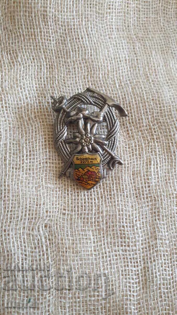 Insigna turistică cu preț 35.00 BGN | € 17.90