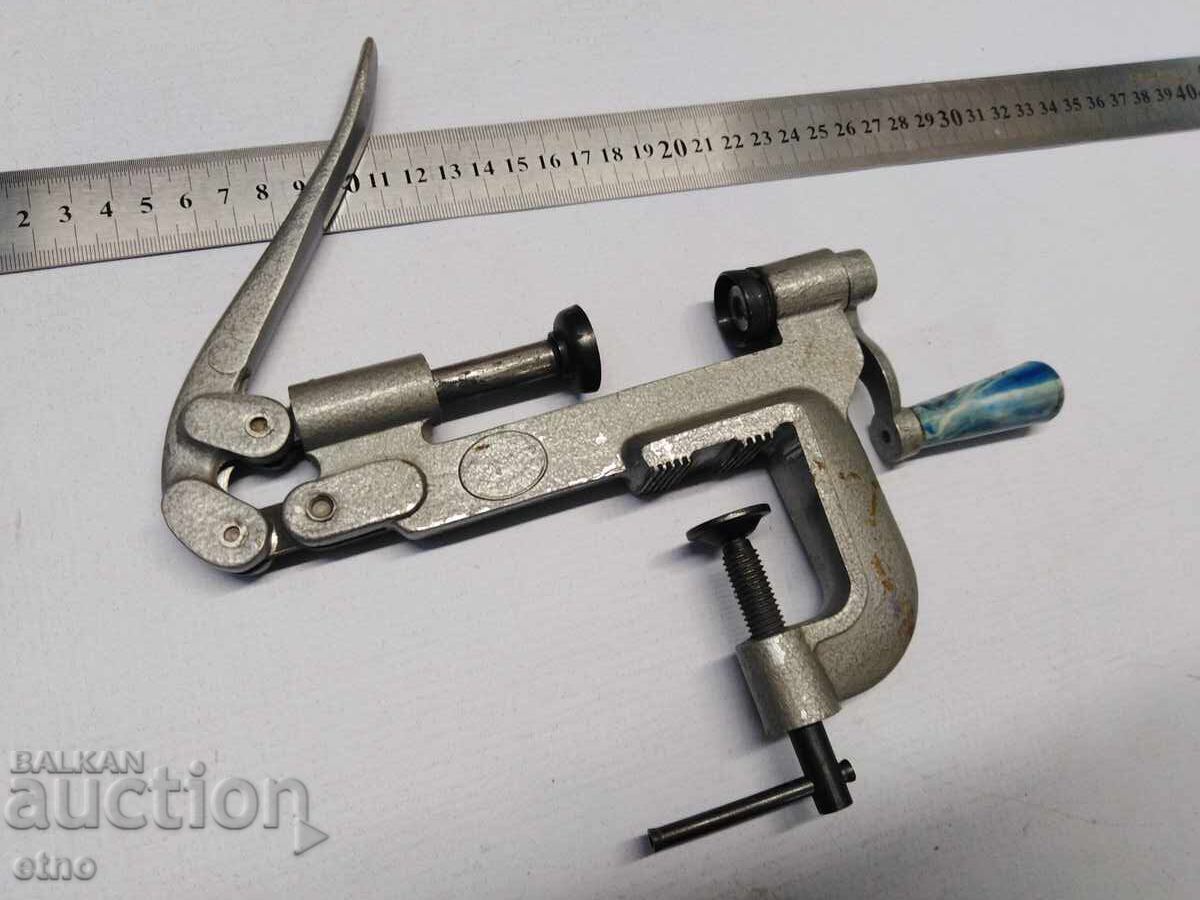 OLD RELOADING MACHINE FOR 16 GAUGE SHOTGUN SHELLS, SHOTGUN with price 35.00 BGN | € 17.90 OLD RELOADING MACHINE FOR 16 GAUGE SHOTGUN SHELLS, SHOTGUN with price 35.00 BGN | € 17.90