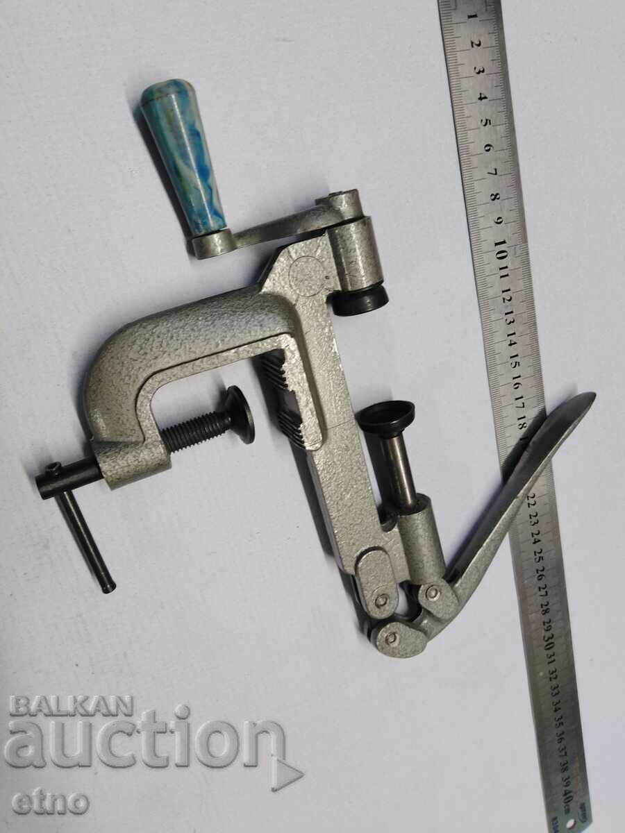 Auction OLD RELOADING MACHINE FOR 16 GAUGE SHOTGUN SHELLS, SHOTGUN Auction OLD RELOADING MACHINE FOR 16 GAUGE SHOTGUN SHELLS, SHOTGUN