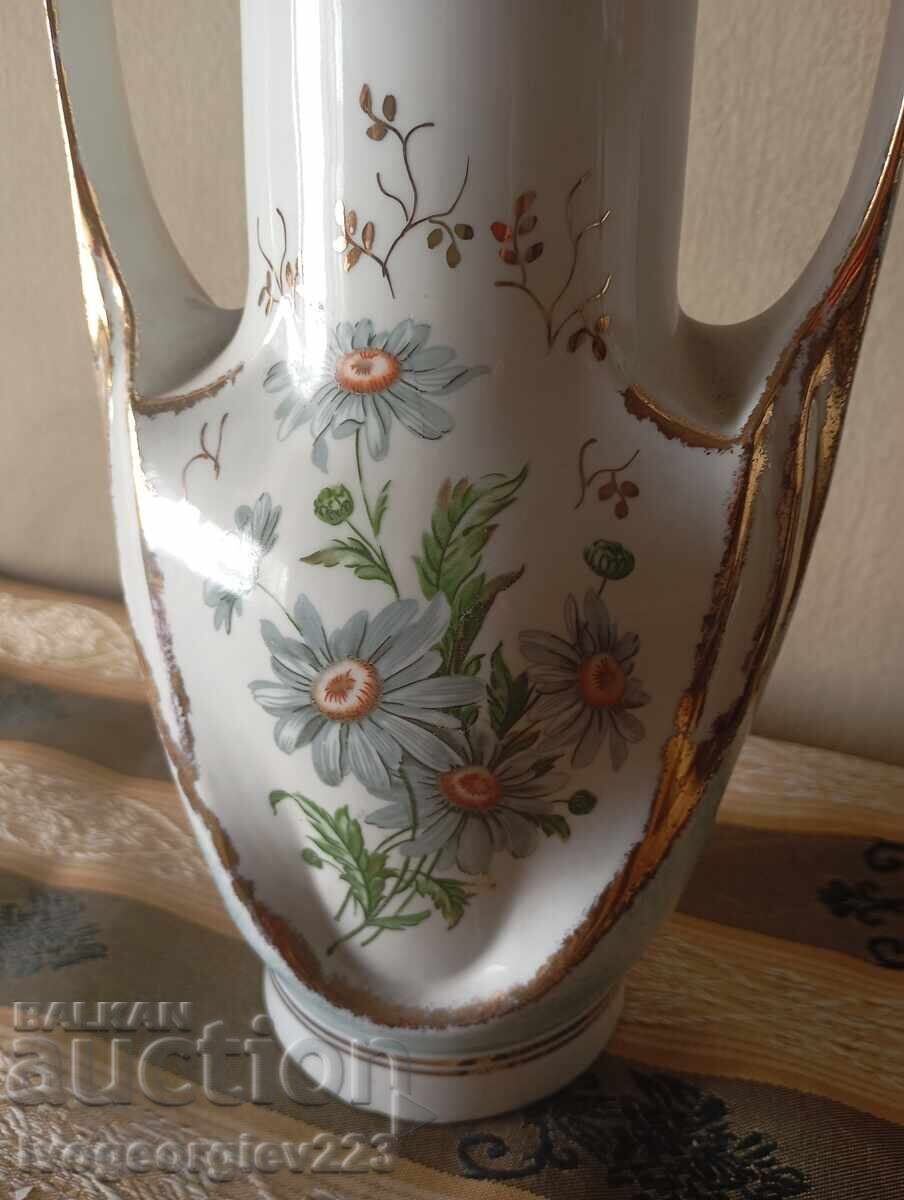 Vaza de portelan cu preț 50.00 BGN | € 25.56