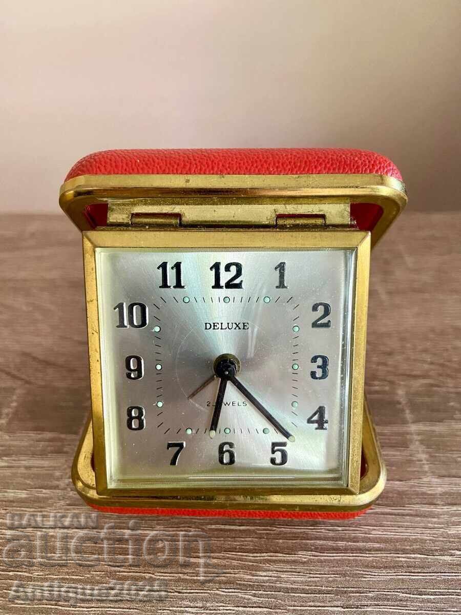 Винтидж часовник за пътуване в работно състояние