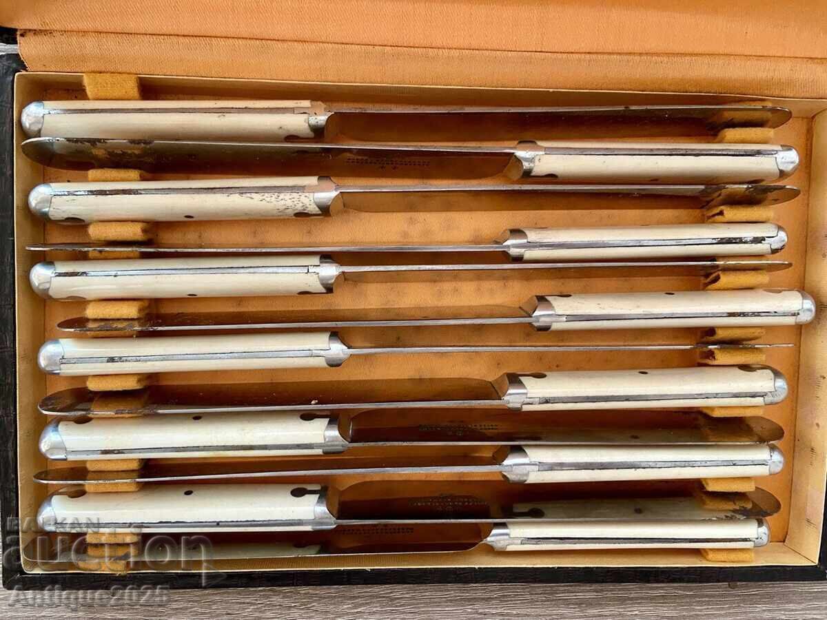 Винтидж комплект 12 ножа с кост дръжки и кутия, Англия с цена 150.00 лв. | € 76.69