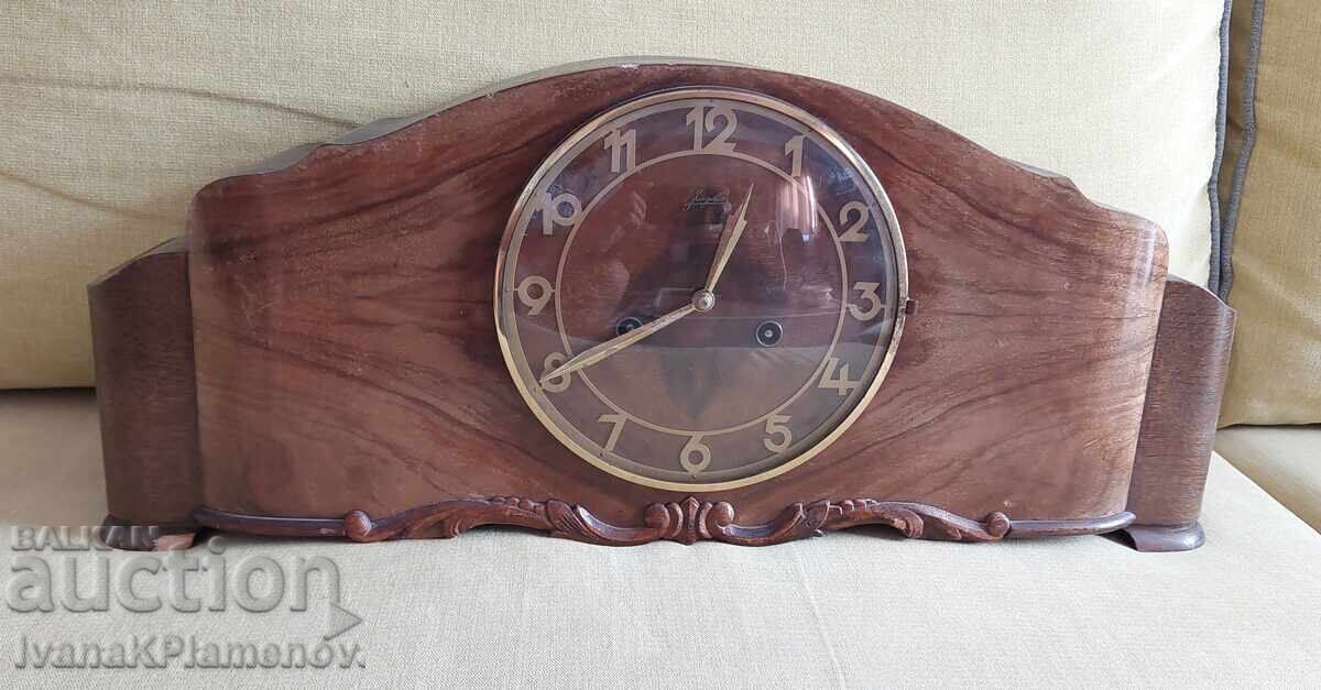 Mechanical table clock for connoisseurs