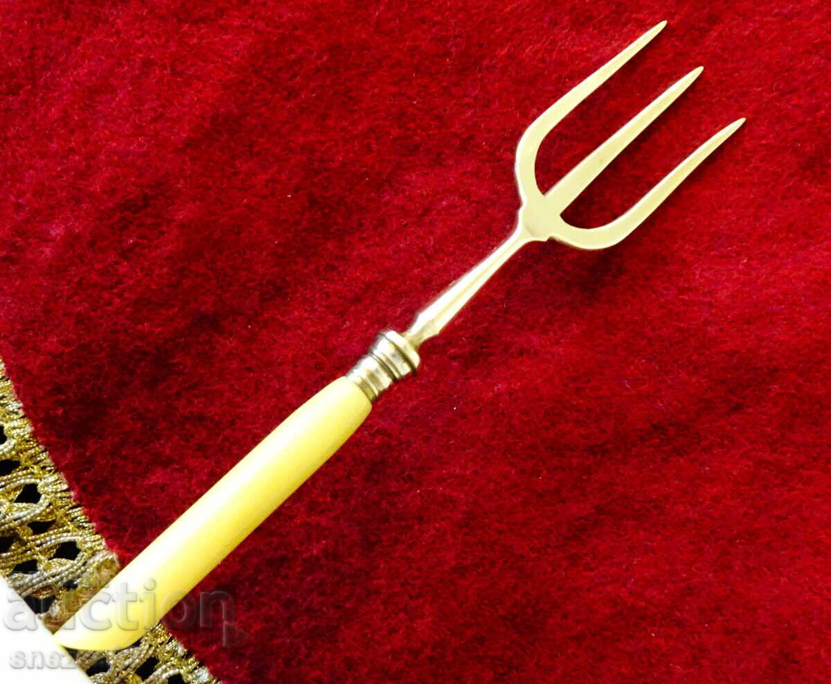 Bronze fork, trident, catalin with price 19.00 BGN | € 9.71