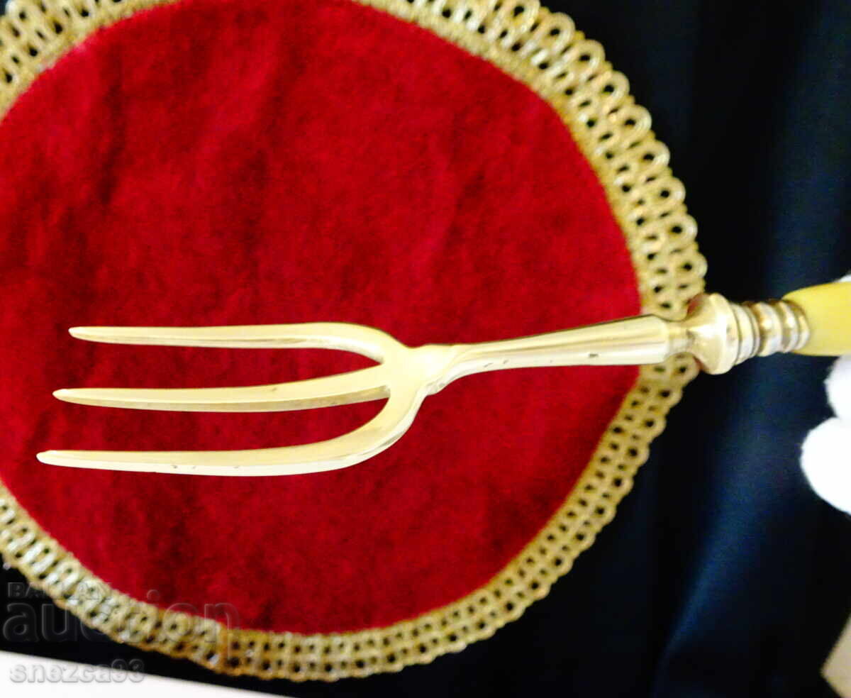 Delivery of Bronze fork, trident, catalin