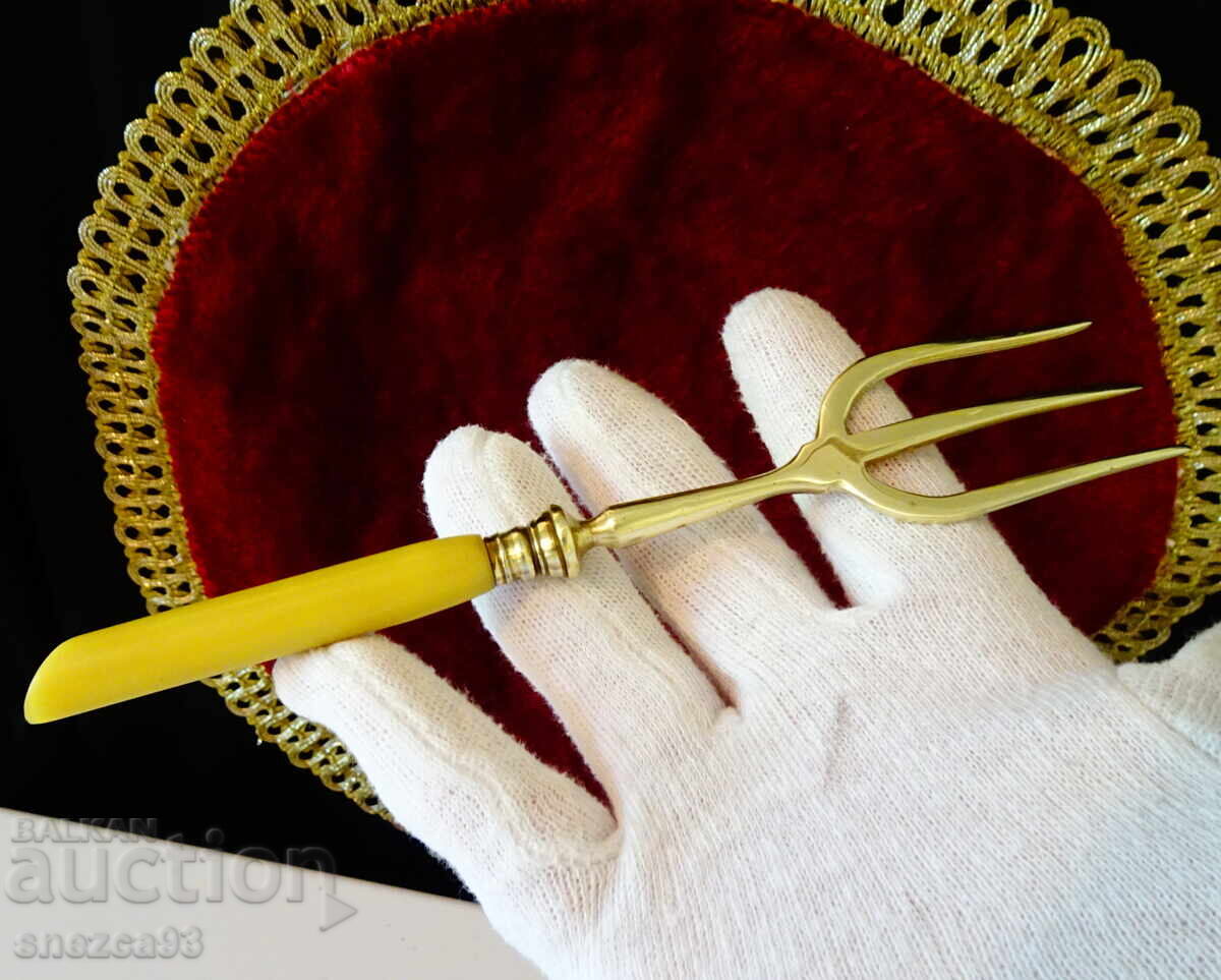 Bronze fork, trident, catalin - 6