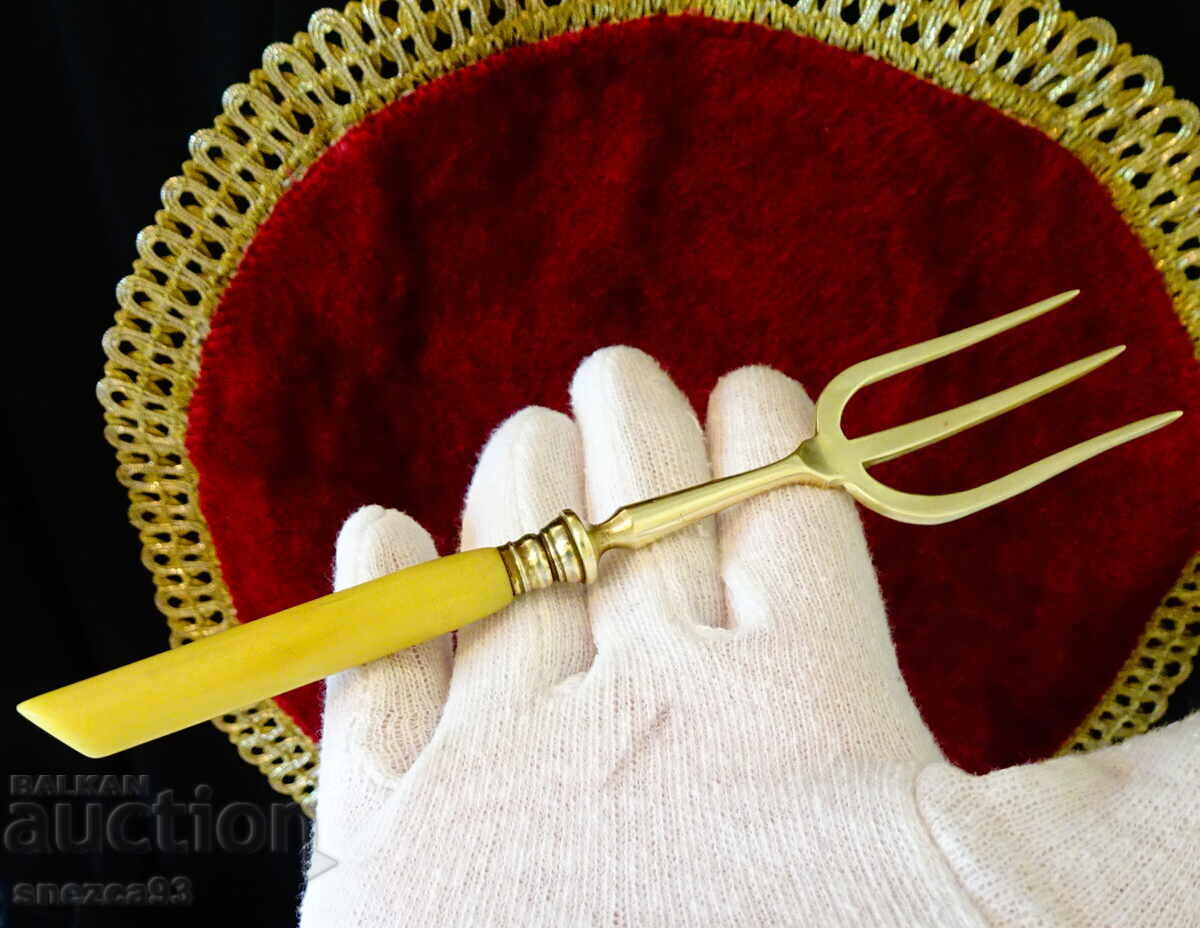 Bronze fork, trident, catalin - 7